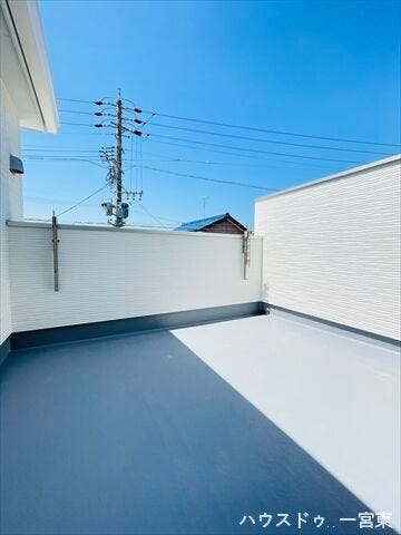 奥行きがあるバルコニーです。こんな青空の日は洗濯物も気持ちよく乾きますね。