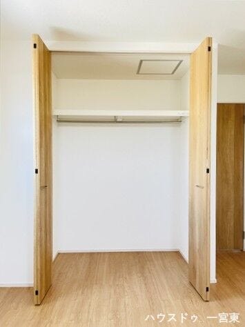 【6.6帖洋室】ハンガーパイプや枕棚があらかじめついているので、サッと片づける事が出来ます!