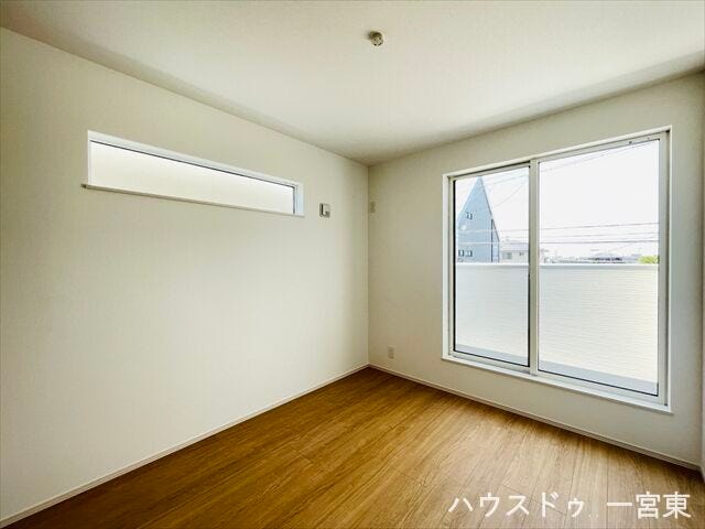 【5.2帖】朝日がやさしく差し込むお部屋なので気持ちの良い朝を迎えられそうですね。