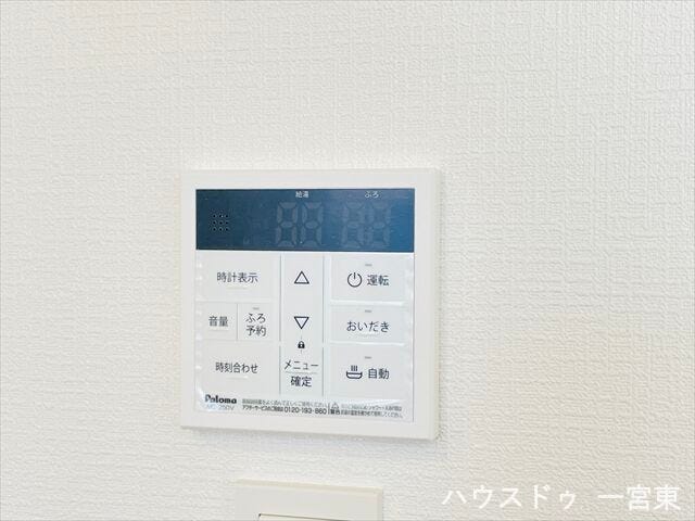 【給湯パネル】入浴する時間帯がズレてもいつでも熱いお湯に浸かれる、追い炊き機能付き給湯システムです。