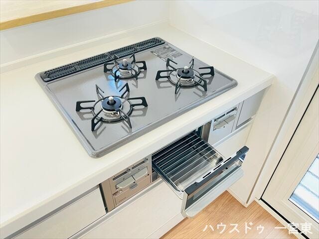 【コンロ】3口コンロ付で、同時調理も捗ります。グリルもあるので焼き物調理も進みますね。
