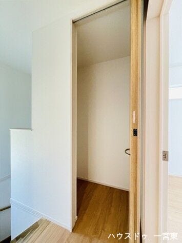 【2階廊下】各部屋に収まりきらないものを収納したりと重宝します。