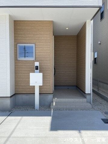 【玄関ポーチ】ポーチが広いので、ベビーカーなどを置くスペースとしても利用できます。