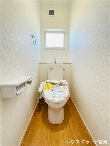 明るく、清潔感のあるトイレです。棚には雑貨を飾ったり、観葉植物を置いても良いですね。