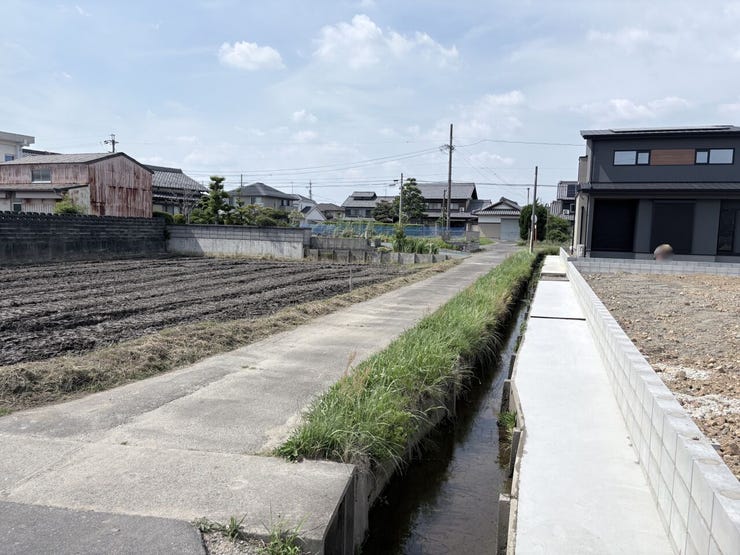 近くのコンビニまで徒歩8分!忙しい日でも助かりますね!