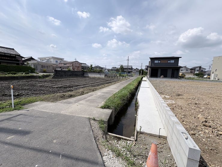 車通りが少ないので、慌てずに駐車できます!