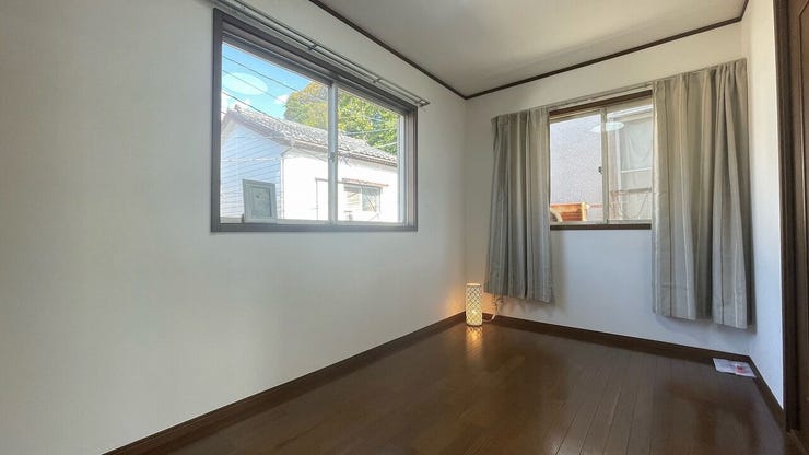 二面採光の光が差し込む5帖の洋室。寝室や子ども部屋としても使いやすい空間です。