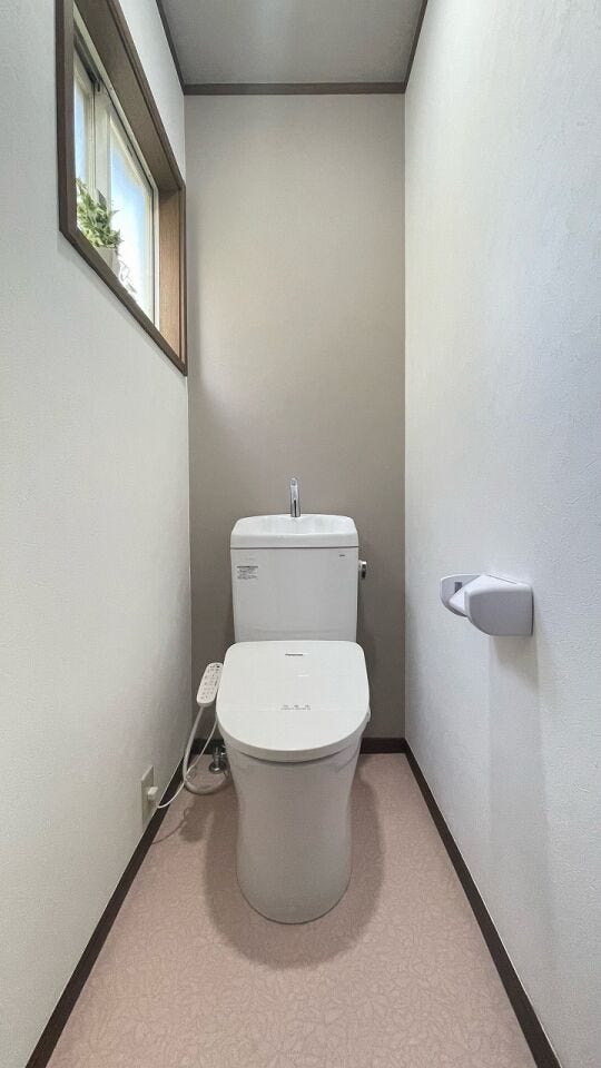 シンプルで清潔感のあるトイレスペース。窓付きで換気もしやすい設計です。