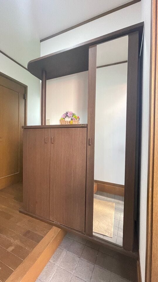 全身鏡付きの玄関収納を採用。お出かけ前の身だしなみチェックにも便利です。