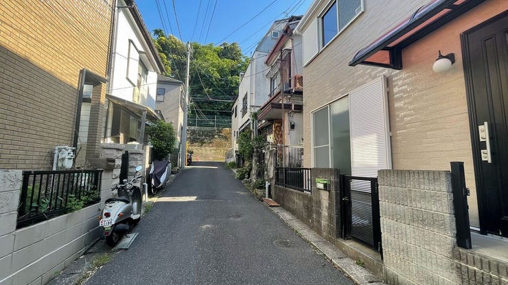 車通りも少なく落ち着いた住環境です。