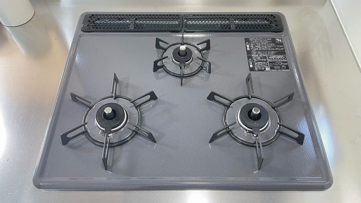 3口コンロ搭載で同時調理もスムーズ。毎日のお料理を快適にサポートします。