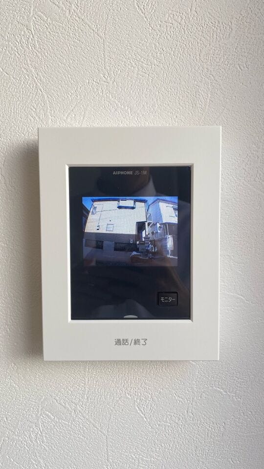 来訪者を確認できるカメラ付きインターホン。防犯面にも配慮された設備です。