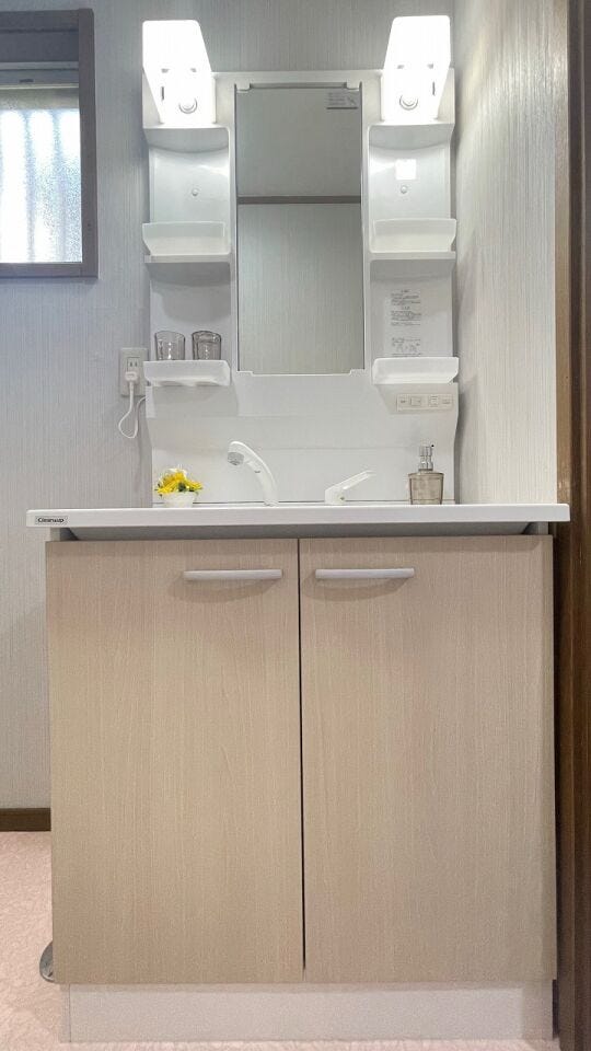 鏡まわりと下部に収納を備えた使い勝手の良い洗面化粧台。日用品もすっきり整理できます。