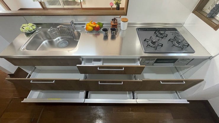 豊富な収納力が魅力のキッチン収納。日用品やストック類も整理しやすく、使い勝手の良い設計です。