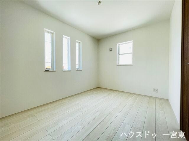 ≪2階6.5帖≫
南の窓から日差しが入り、明るいお部屋になっています。