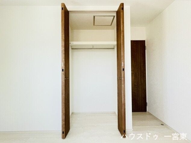 ≪2階6.5帖洋室≫
ハンガーパイプや枕棚があらかじめついているので、サッと片づける事が出来ます!