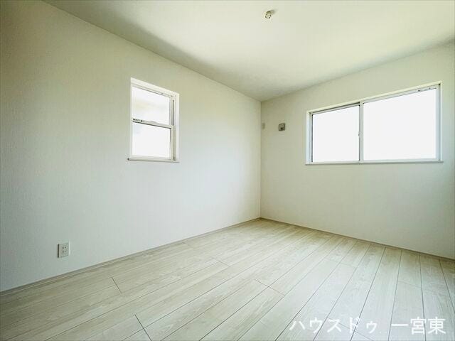 ≪2階6帖≫
暗くなりがちな北側の洋室ですが、2面採光なのでお部屋が明るく、通風も良好です。