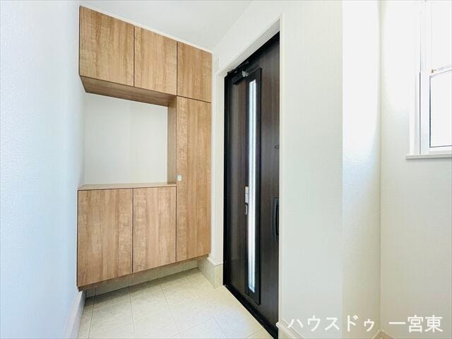 フロートタイプの玄関収納は、履いていた靴の一時置きに便利です。上り口には小窓がついているので明るい玄関になっています。