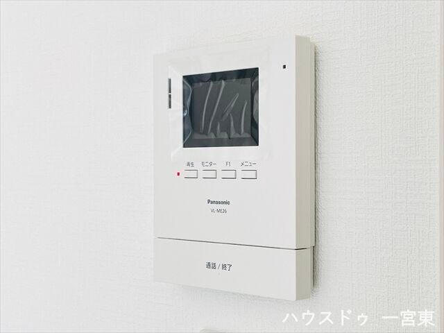 ≪モニター付きインターホン≫
インターホンにモニターが付いているので、玄関まで行かずに来客の対応が出来ます。