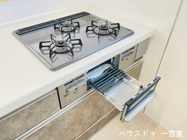 ≪コンロ≫
3つ口コンロで調理の時間短縮をはかれます。