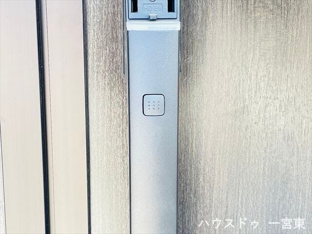 ≪スマートロック≫
両手に荷物を持っている時でも、簡単に施解錠できて便利です。
