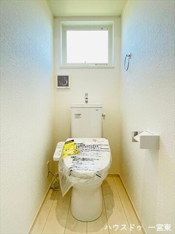 ≪2階≫
白を基調とした明るく、清潔感のあるトイレです。