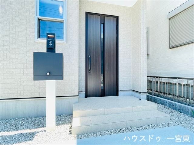 ≪外玄関≫
住まいの印象を引き立てる、シンプルで飽きのこない玄関デザイン。