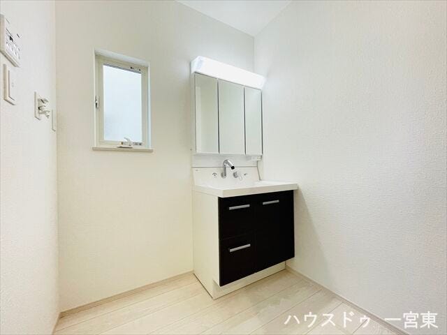 人気の3面鏡を採用しました。ミラー裏が収納になっているので、生活感を出さずに収納することが出来ます。