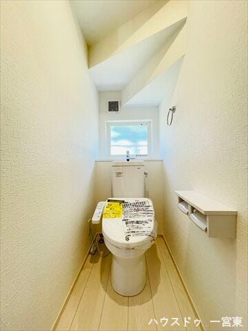 ≪1階≫
小物が飾れる棚がついているトイレは、階段下のスペースを有効活用しています。