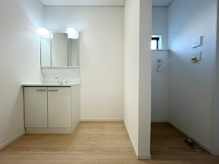キッチンと洗面脱衣室が隣接し、料理や洗濯などの家事を効率よくこなせる家事動線です。