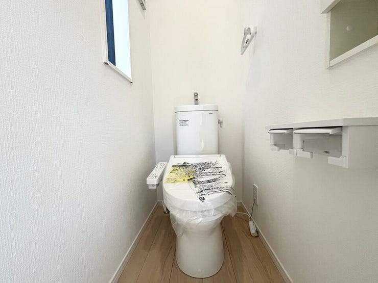 温水洗浄便座付きで、毎日快適に使える清潔感のあるトイレです。