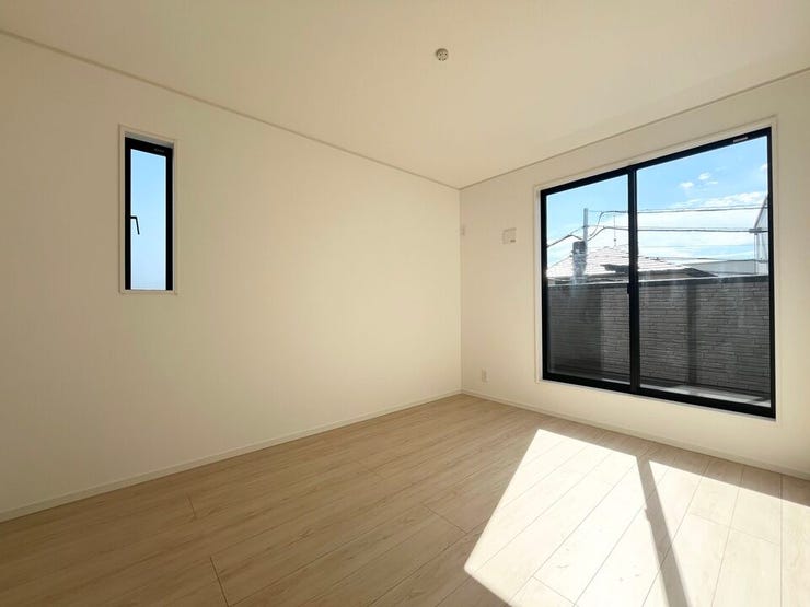 バルコニーに面しており、一日を通して心地よい明るさを保ちます。
