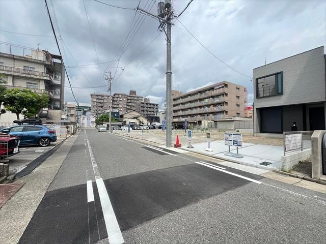 南側前面道路は東方面への一方通行となっています。車の出し入れもしやすいです。