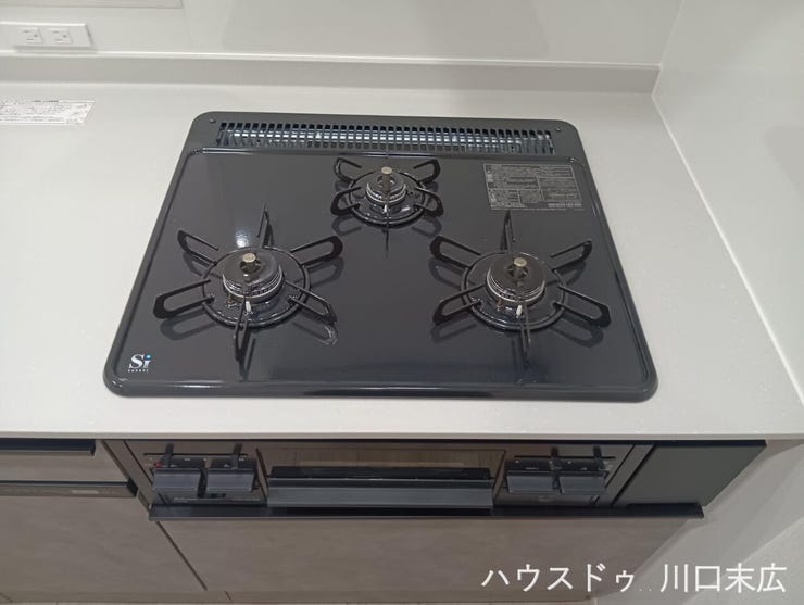 複数のお料理を同時に進行できる三口ガスコンロ。手入れのしやすいトッププレートを採用し、キッチン空間を常に清潔に保つことができます。
