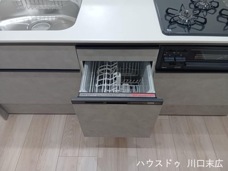 キッチンに組み込まれたビルトインタイプの食器洗い乾燥機。毎日の家事負担を軽減し、ゆとりある時間を創出する実用的な設備です。