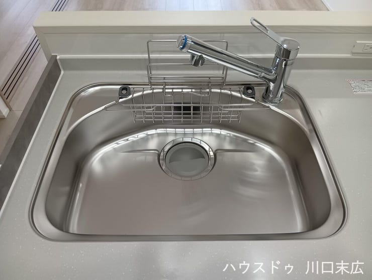 お手入れのしやすいシンプルなフォルムのシンク。水栓設備を備え付け、毎日の調理や洗い物をスムーズにサポートする機能的な水回り設備です。