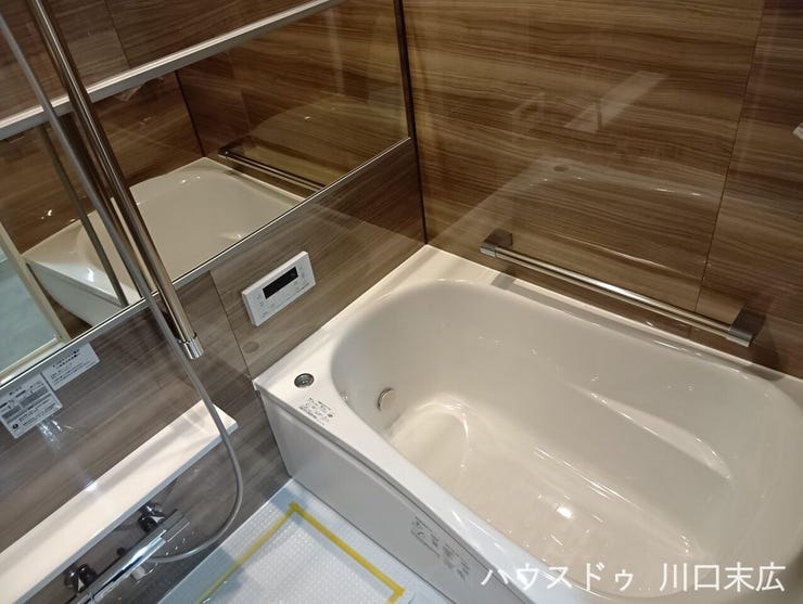 落ち着いた色合いのアクセントパネルを採用したリラクゼーション空間。日々の疲れをゆったりと癒すことができる、機能的なバスルームです。