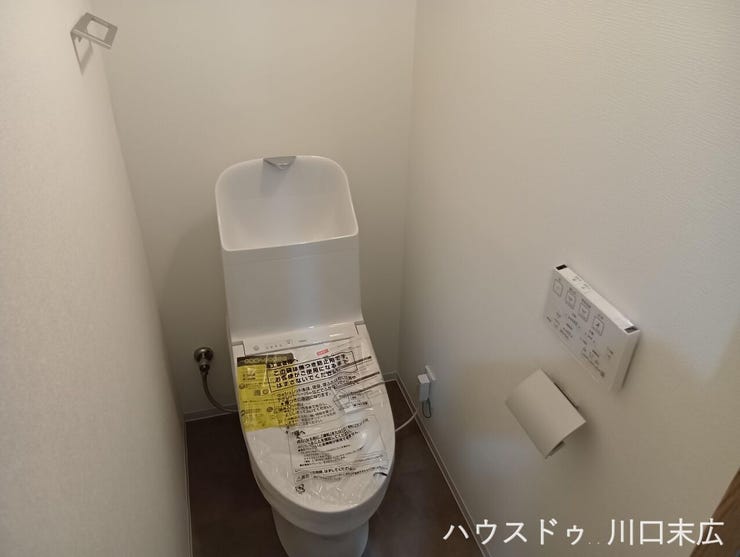 すっきりとしたフォルムの設備を採用した清潔感溢れるレストルーム。手洗い器を備え付け、機能的で快適なサニタリー空間を実現しています。