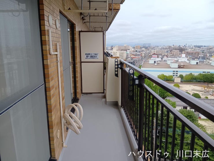 屋外の風を感じながらリフレッシュできるプライベートスペース。物干し金物を備え付け、日々の暮らしをしっかりと支える実用的な空間です。