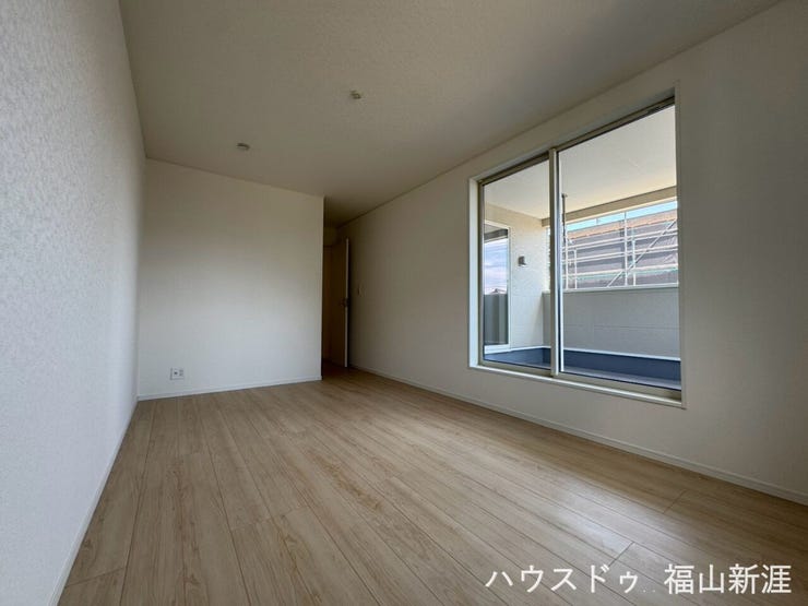 8.2帖の主寝室になります♪
バルコニーへも出られます♪