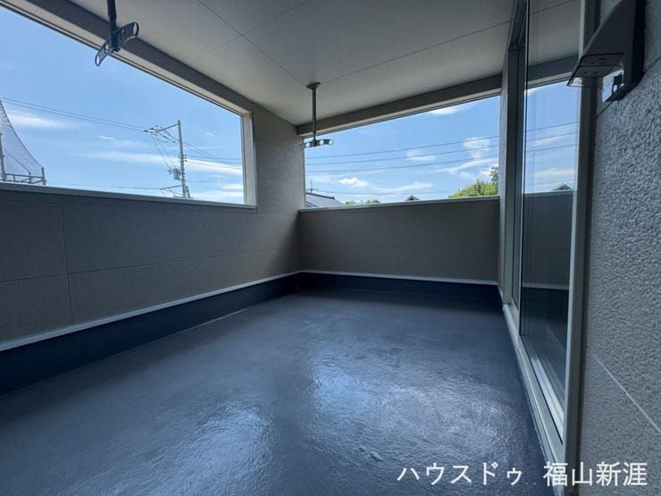 幅の広いバルコニーです。窓も広く、屋根が十分あるので急な雨でも急がず取り込めます。