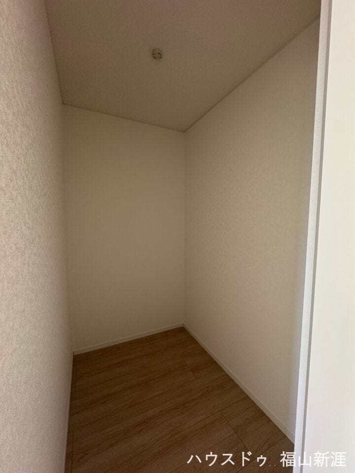 主寝室には大型のウォークインクローゼット付きです♪季節物の小物やキャリーケース等も同じ場所に仕舞えて管理しやすいですね。