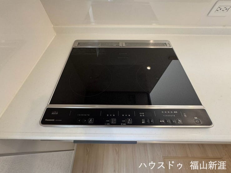 3口のIHがついています。火の消し忘れや、こぼした際の片づけもサッと拭くだけで簡単に済ますことができます。