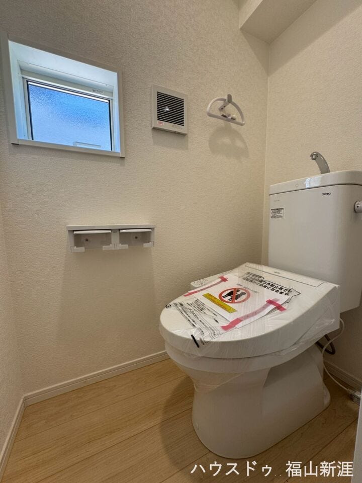 窓付きのトイレスペース。陽射し差し込む明るい空間となっております。また、換気環境も良好です。
