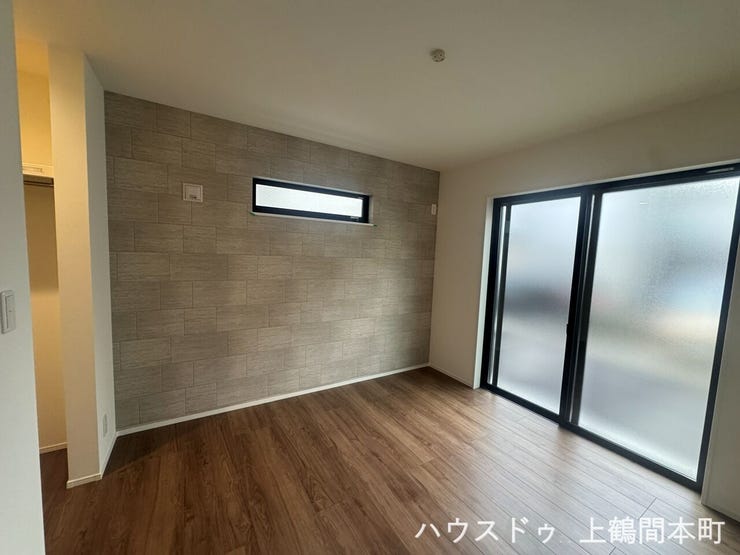 アクセントクロスと曇りガラスでオシャレな空間の洋室です。