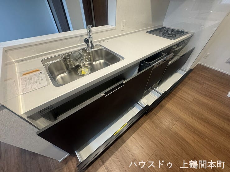 システムキッチンは十分な収納力があります。