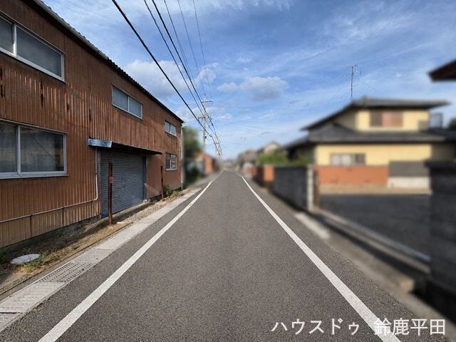 【南側幅員約4.9m前面道路】小学校付近なので車通りが少ないとは言えませんが、スピードを抑えるので子供も安心して通学できます。(2026年7月27日 撮影)