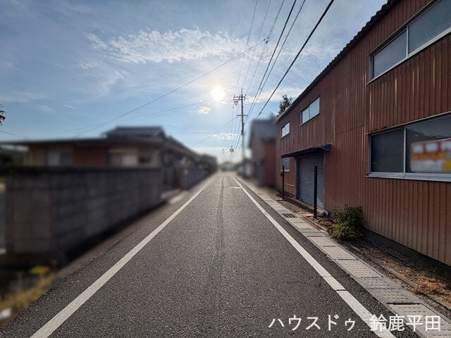 【南側幅員約4.9m前面道路】車の出し入れがしやすいゆとりのある道幅です。(2026年7月27日 撮影)
