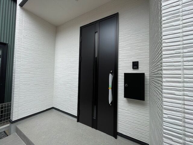 落ち着いた色合いのドアです