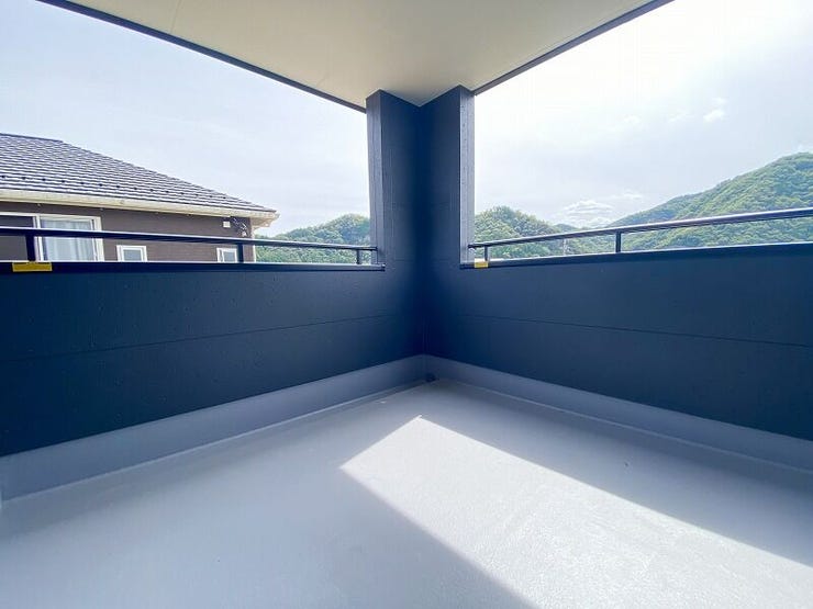 ふたつの洋室から出入り可能なインナーバルコニーです。洗濯物のお片付けなど、とっても便利ですね。